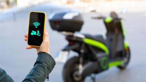 Motos eléctricas con baterías intercambiables comienzan a operar en Montevideo