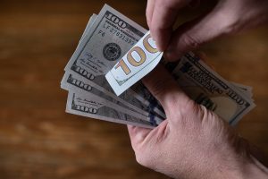 El dólar rebotó tras el anuncio del adelantamiento del Copom 