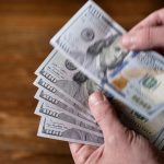 Con caída del dólar baja tasa de interés en pesos