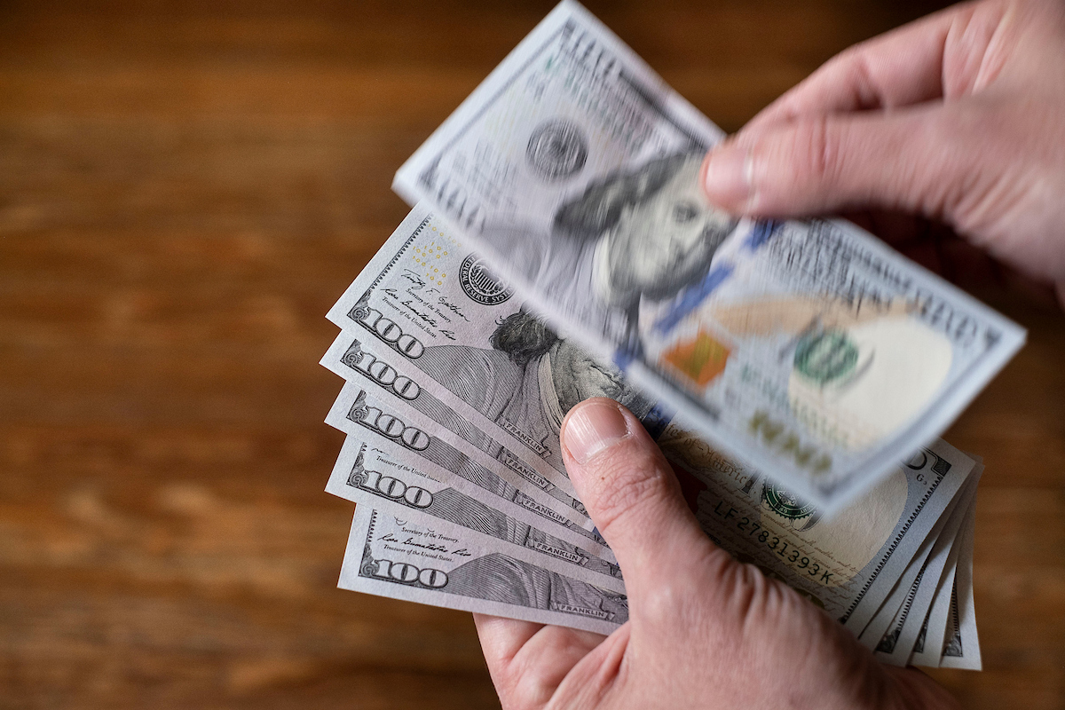 Con caída del dólar baja tasa de interés en pesos