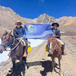 A los 70 años, un docente salteño cruzó la Cordillera a caballo junto a su hijo