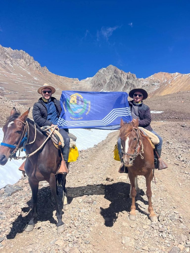 A los 70 años, un docente salteño cruzó la Cordillera a caballo junto a su hijo