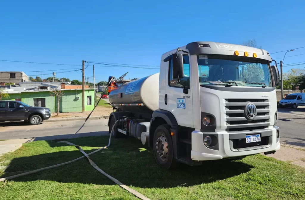 OSE asiste con camiones cisterna a productores rurales en Maldonado