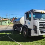 OSE asiste con camiones cisterna a productores rurales en Maldonado