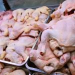 Productores de pollo dicen que precio al consumidor no bajó como el precio al productor
