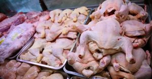 Productores de pollo dicen que precio al consumidor no bajó como el precio al productor