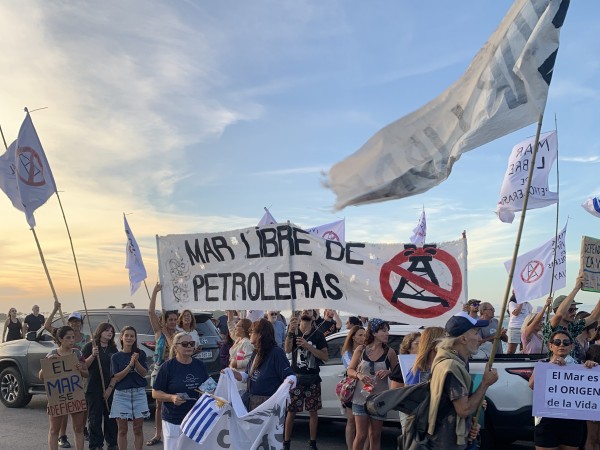 El buque Prospector sigue fondeado frente a Montevideo mientras crecen las protestas contra la prospección sísmica