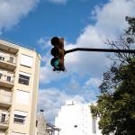 Experto en seguridad vial alerta por “error de diseño” en cruces de semáforos ante siniestros graves