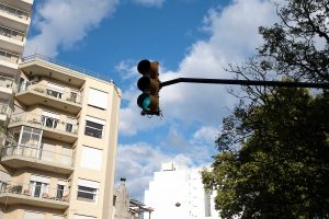 Experto en seguridad vial alerta por “error de diseño” en cruces de semáforos ante siniestros graves