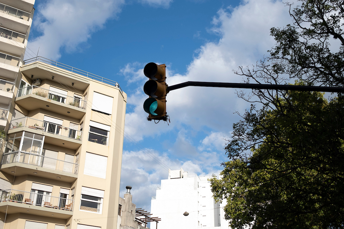 Experto en seguridad vial alerta por “error de diseño” en cruces de semáforos ante siniestros graves