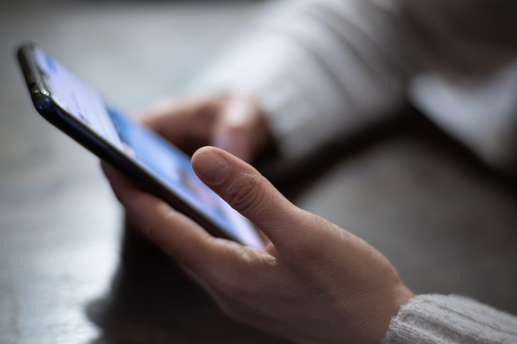 Piloto para regular el uso de celulares en centros educativos comenzará a implementarse, con el objetivo de bajar las altas cifras de distracción y su impacto en el aprendizaje