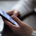 Piloto para regular el uso de celulares en centros educativos comenzará a implementarse, con el objetivo de bajar las altas cifras de distracción y su impacto en el aprendizaje