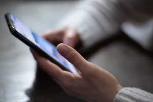 Piloto para regular el uso de celulares en centros educativos comenzará a implementarse, con el objetivo de bajar las altas cifras de distracción y su impacto en el aprendizaje