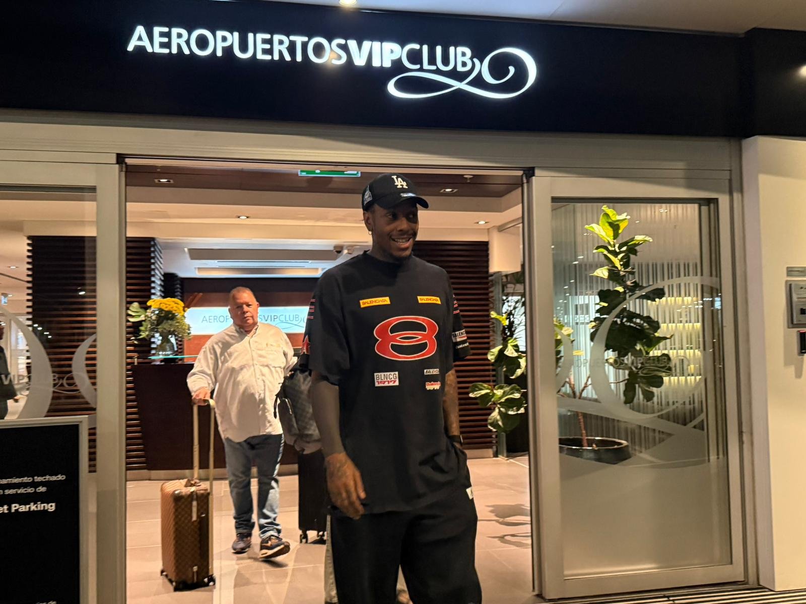 Llegó Abel Hernández a Uruguay y habló sobre su recuperación