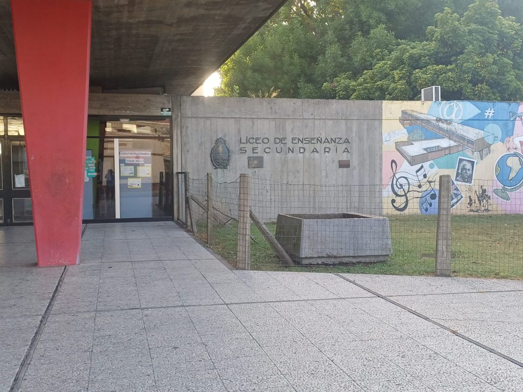 Padres de 70 alumnos del liceo de Carmelo evalúan denuncia por falta de cupo para sus hijos