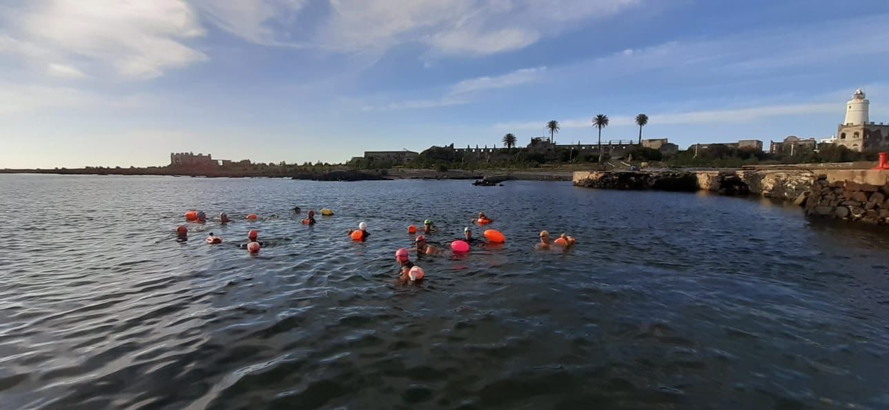 Once nadadores desafían el mar desde la Isla de Flores a Ciudad de la Costa