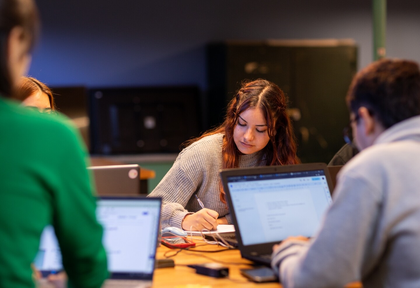 Alianza público-privada impulsa formación dual en logística para jóvenes en el corredor de rutas 101 y 102