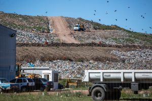 Concejal de Empalme Olmos rechaza instalación de megabasurero; juntan firmas para suspender iniciativa