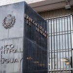 Banco Central baja tasa de interés y sube el dólar