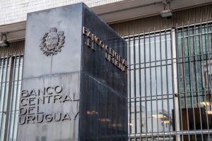 Banco Central baja tasa de interés y sube el dólar