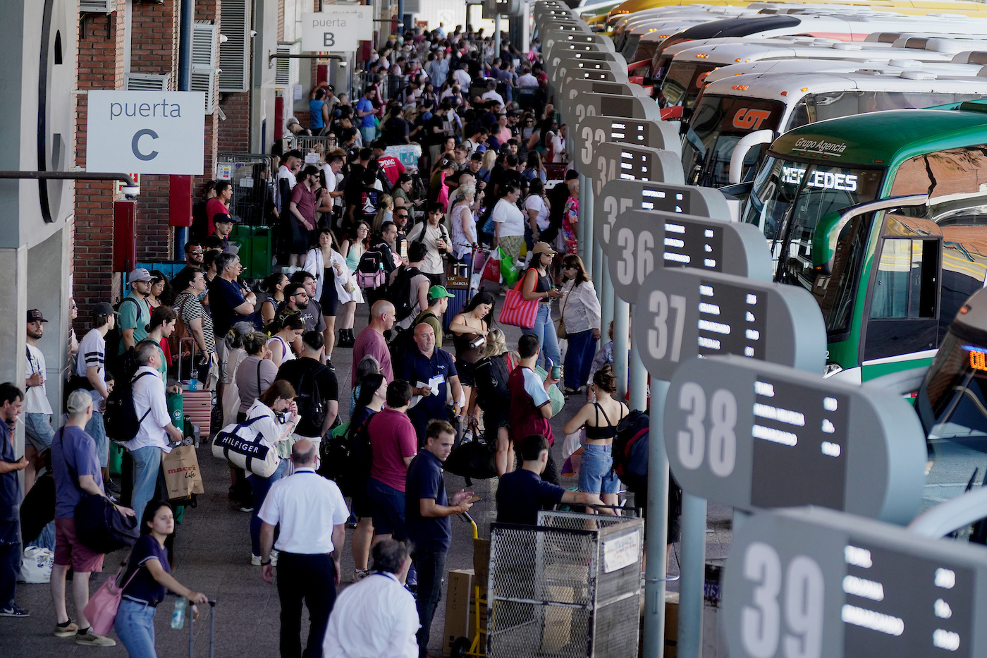 Terminal de Tres Cruces moviliza más de 40.000 personas en el arranque de Semana de Turismo