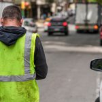 Buscan regular trabajo de cuidacoches en Pando