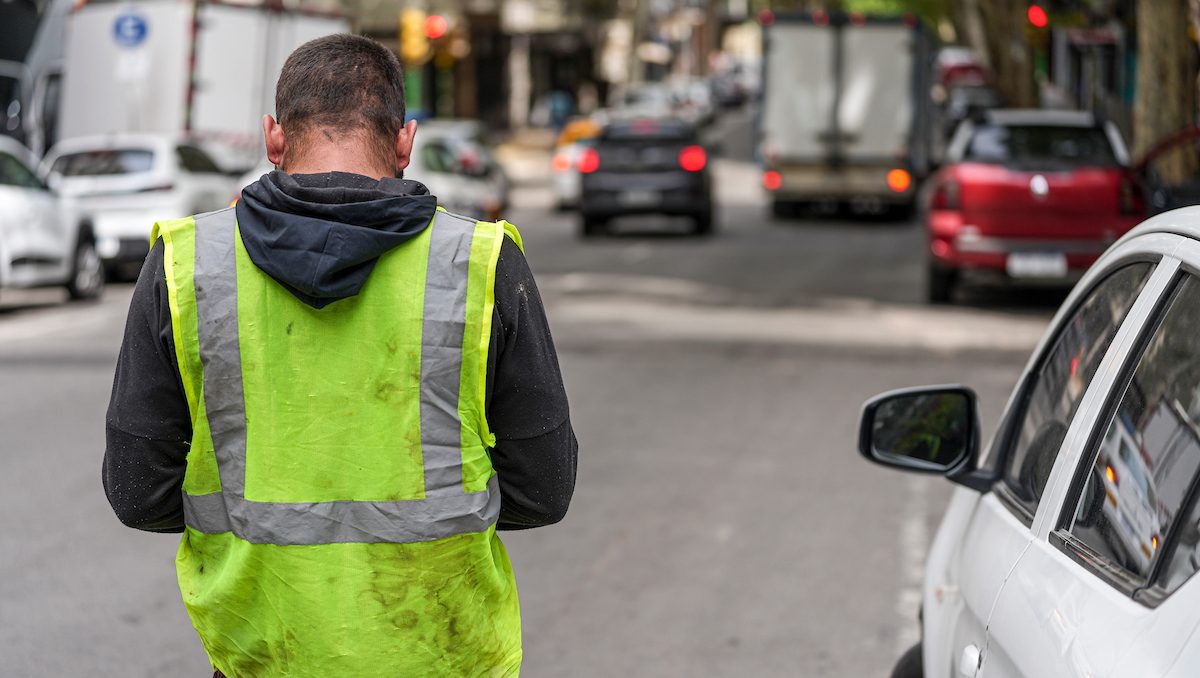 Buscan regular trabajo de cuidacoches en Pando