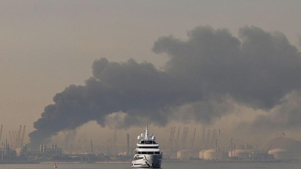 La guerra se expande en Medio Oriente: Irán ataca varios países y amenaza con bloquear el estrecho de Ormuz