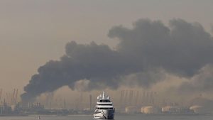 La guerra se expande en Medio Oriente: Irán ataca varios países y amenaza con bloquear el estrecho de Ormuz