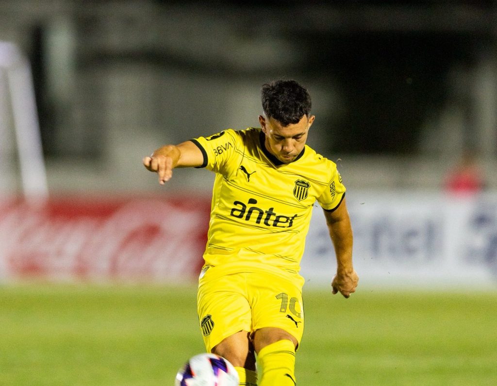 Ganó Peñarol quedó como único líder del Apertura