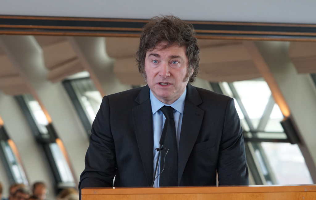 Ante algunas versiones que circulan, Javier Milei rechaza una reforma Constitucional