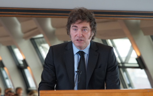 Ante algunas versiones que circulan, Javier Milei rechaza una reforma Constitucional