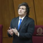 Milei salió a respaldar públicamente al jefe de Gabinete, Manuel Adorni