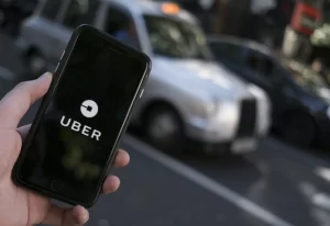 Conductores de aplicaciones rechazan que UBER acepte efectivo para pagar viajes