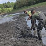 Ejército Nacional ayuda a OSE en limpieza de cursos de agua en Minas para reforzar caudal ante déficit hídrico