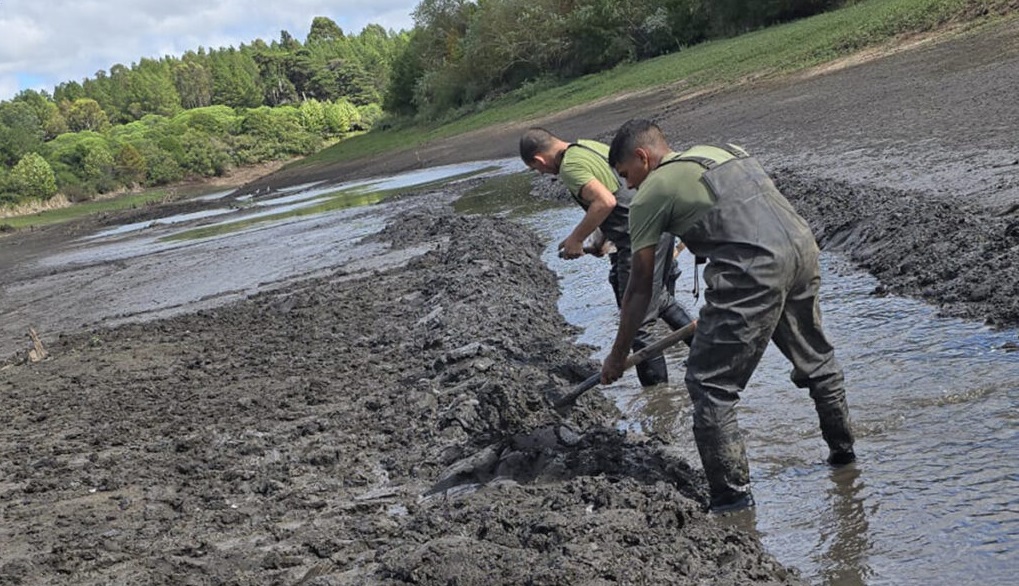 Ejército Nacional ayuda a OSE en limpieza de cursos de agua en Minas para reforzar caudal ante déficit hídrico