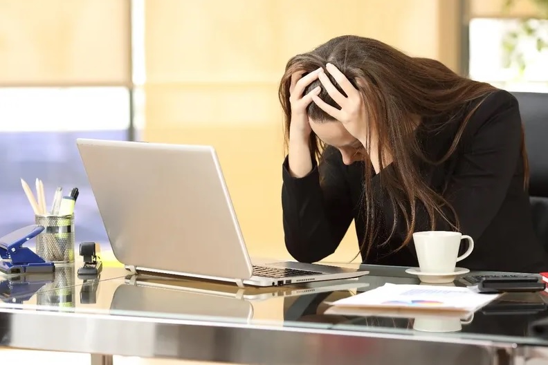 Denuncias por acoso laboral y sexual bajaron en 2025, pero siguen por encima del promedio histórico