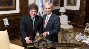 Tras su gira por Estados Unidos y sus duras criticas hacia algunos empresarios, Javier Milei llega a Chile para la asunción de Kast