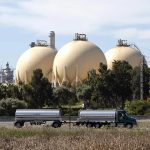 El petróleo cierra marzo con la mayor subida mensual de la historia y Japón logra crear combustible sin petróleo