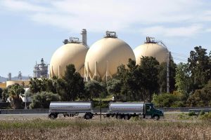 El petróleo cierra marzo con la mayor subida mensual de la historia y Japón logra crear combustible sin petróleo
