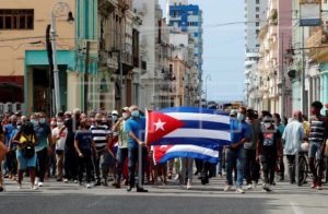 Petróleo al alza por guerra y protestas en Cuba
