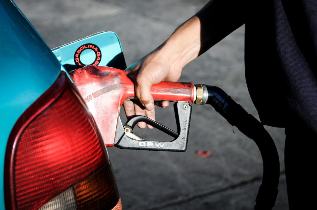 Gobierno evalúa ajuste de precio de  combustibles