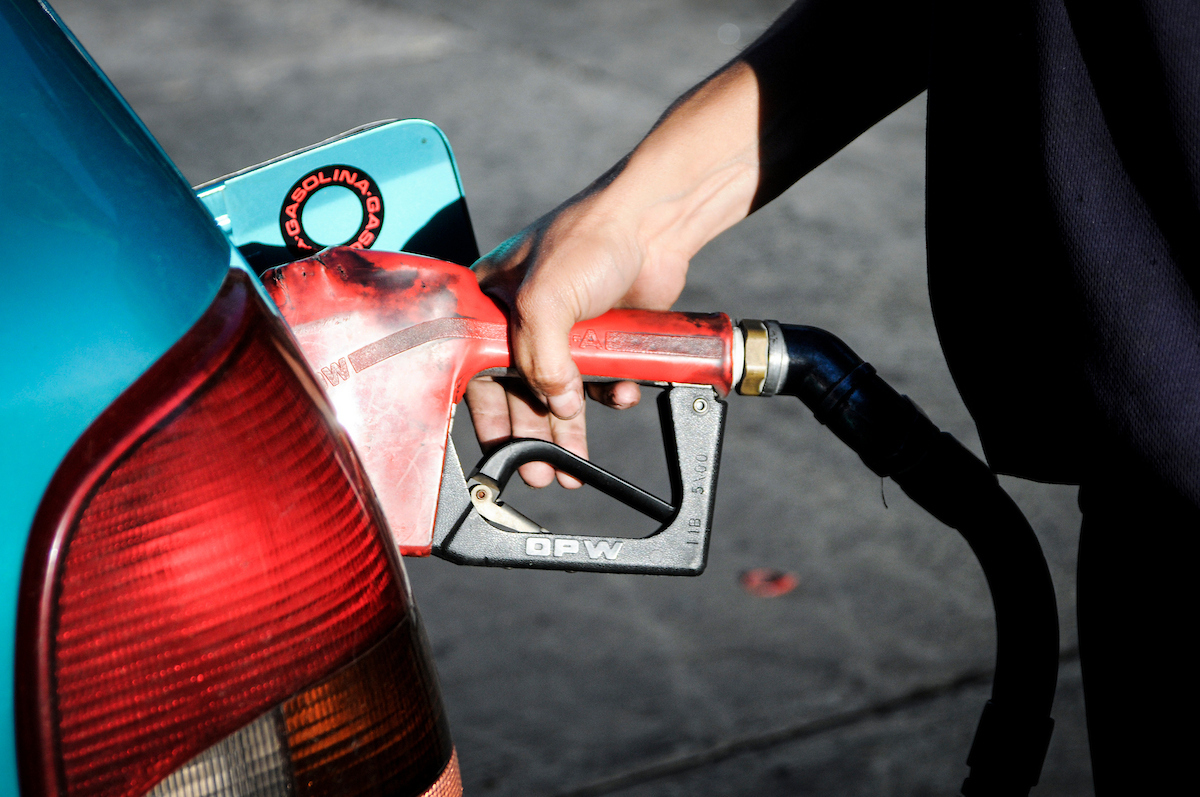 Gobierno evalúa ajuste de precio de  combustibles