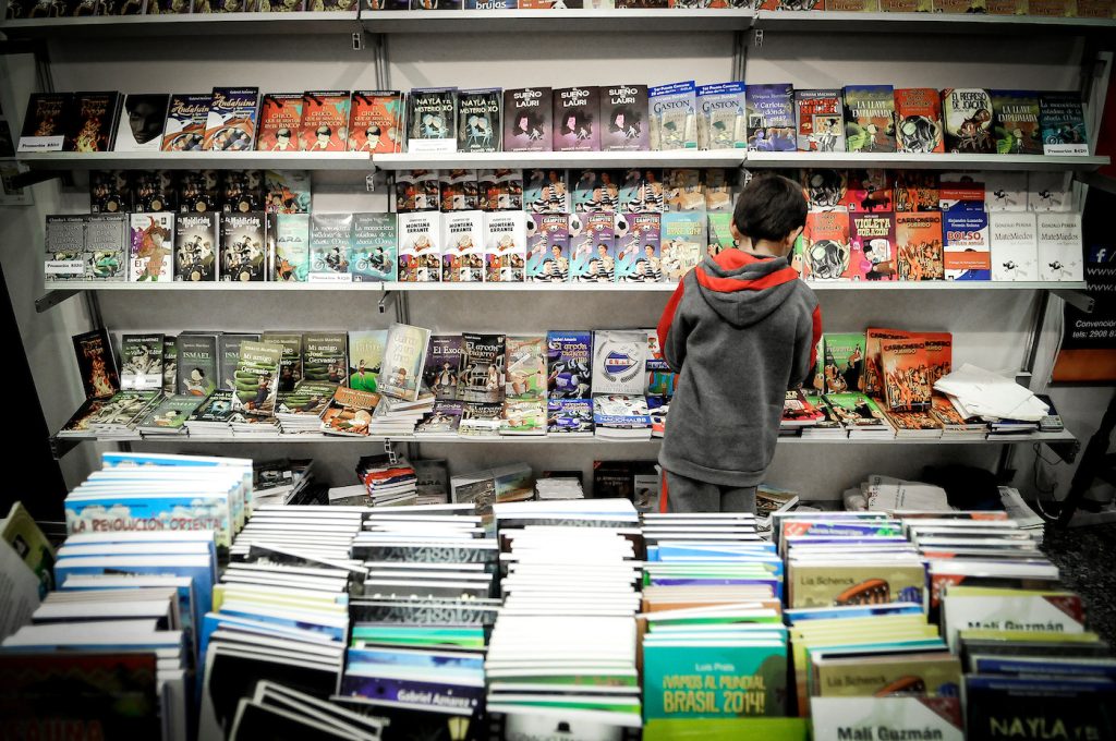 Casi la mitad de los uruguayos no leyó un libro en 2025 y persisten brechas por edad, género y educación
