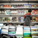 Casi la mitad de los uruguayos no leyó un libro en 2025 y persisten brechas por edad, género y educación