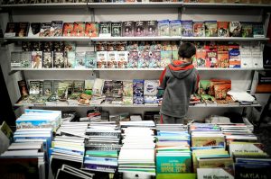 Casi la mitad de los uruguayos no leyó un libro en 2025 y persisten brechas por edad, género y educación
