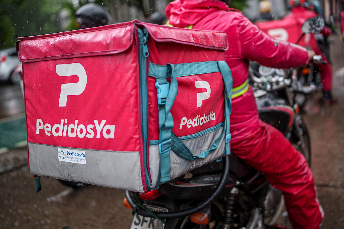 Repartidores de PedidosYa reclaman limitar pedidos nocturnos en algunas zonas y quitar dinero en efectivo