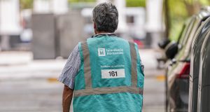 Operativos para fiscalizar “cuidacoches” y una polémica propuesta arriba de la mesa