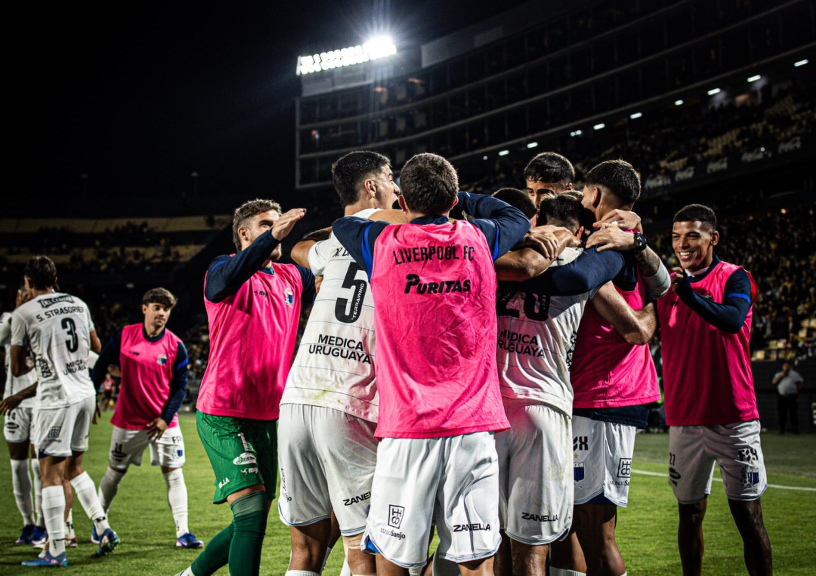 Apertura: Liverpool le ganó 2-0 a Peñarol en el Campeón de Siglo
