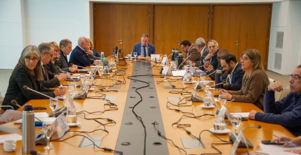 Tensión en el gobierno por diálogo social